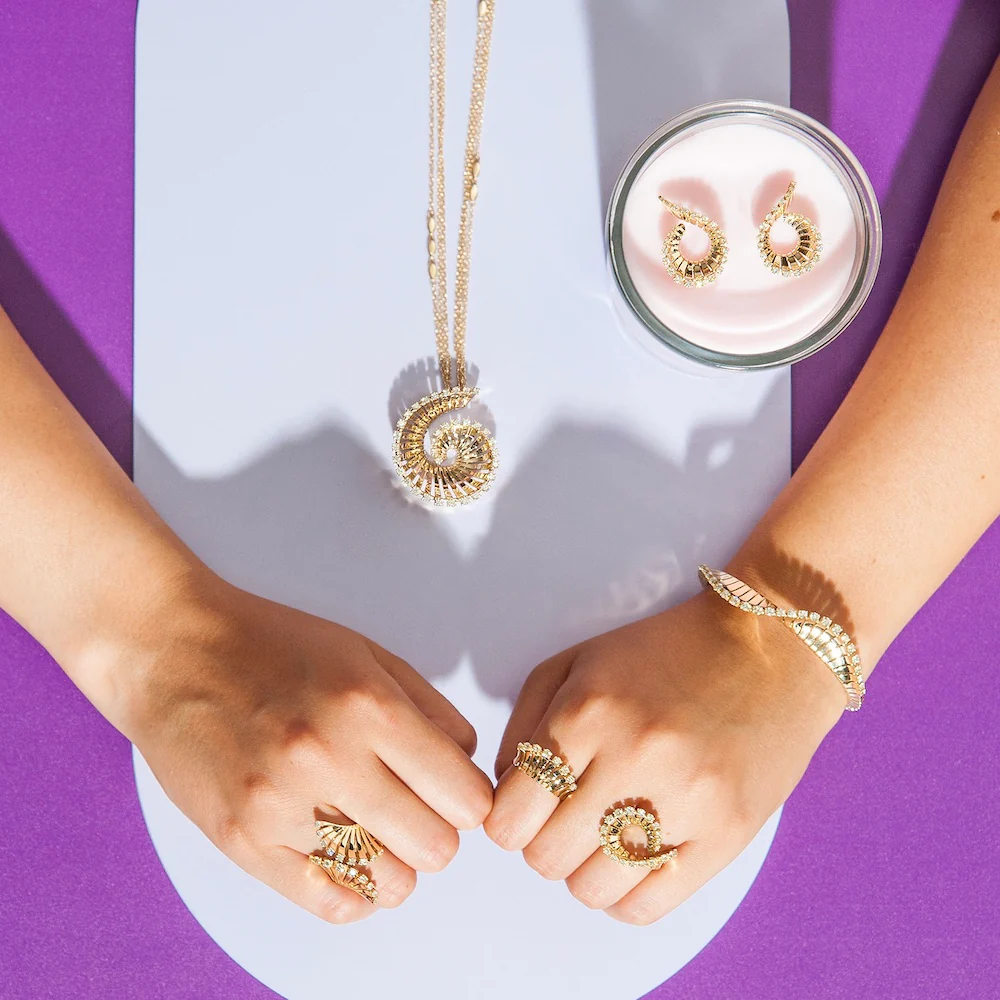 VITO CURLY YELLOW GOLD EARRINGS - Image 4