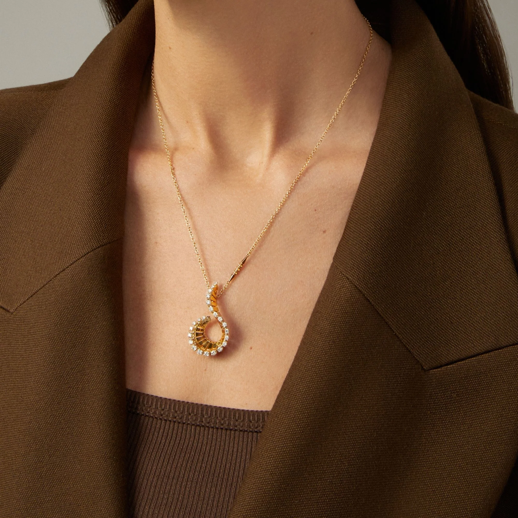 VITO CURLY YELLOW GOLD PENDANT - Image 3