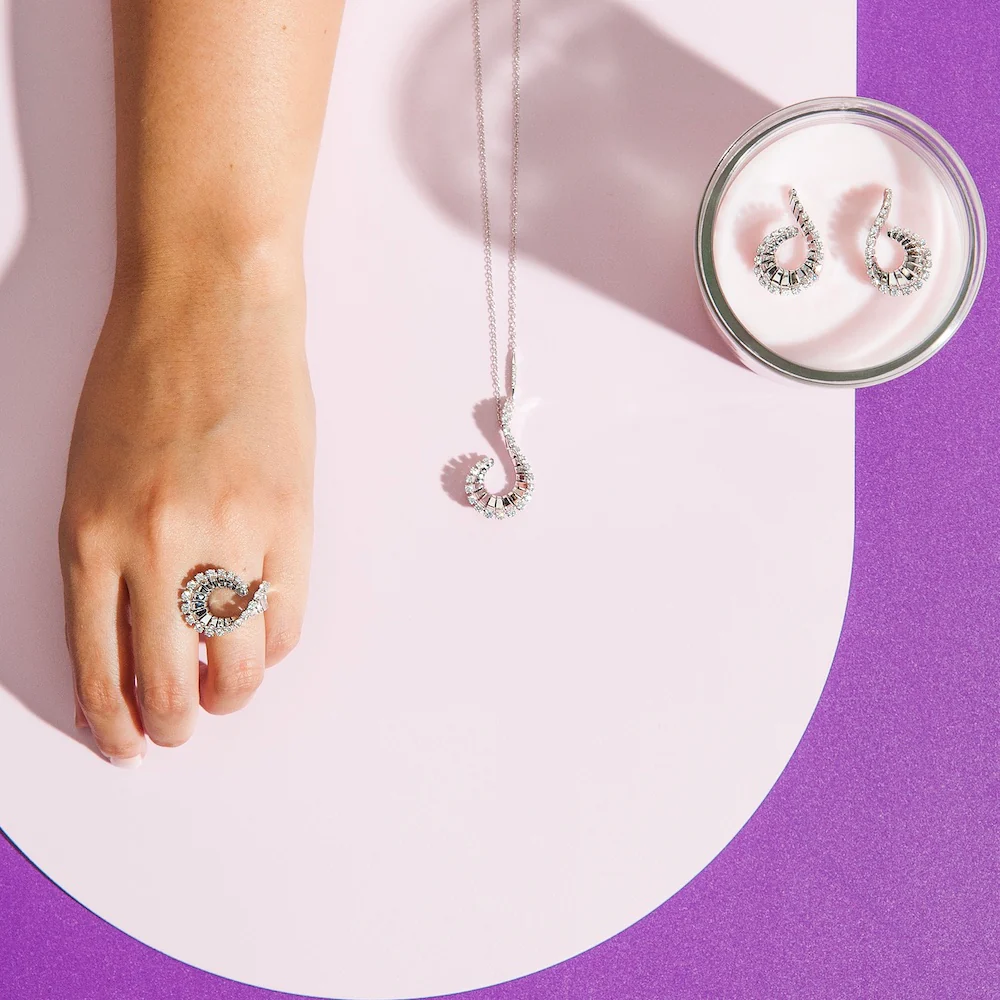 VITO CURLY WHITE GOLD EARRINGS - Image 5