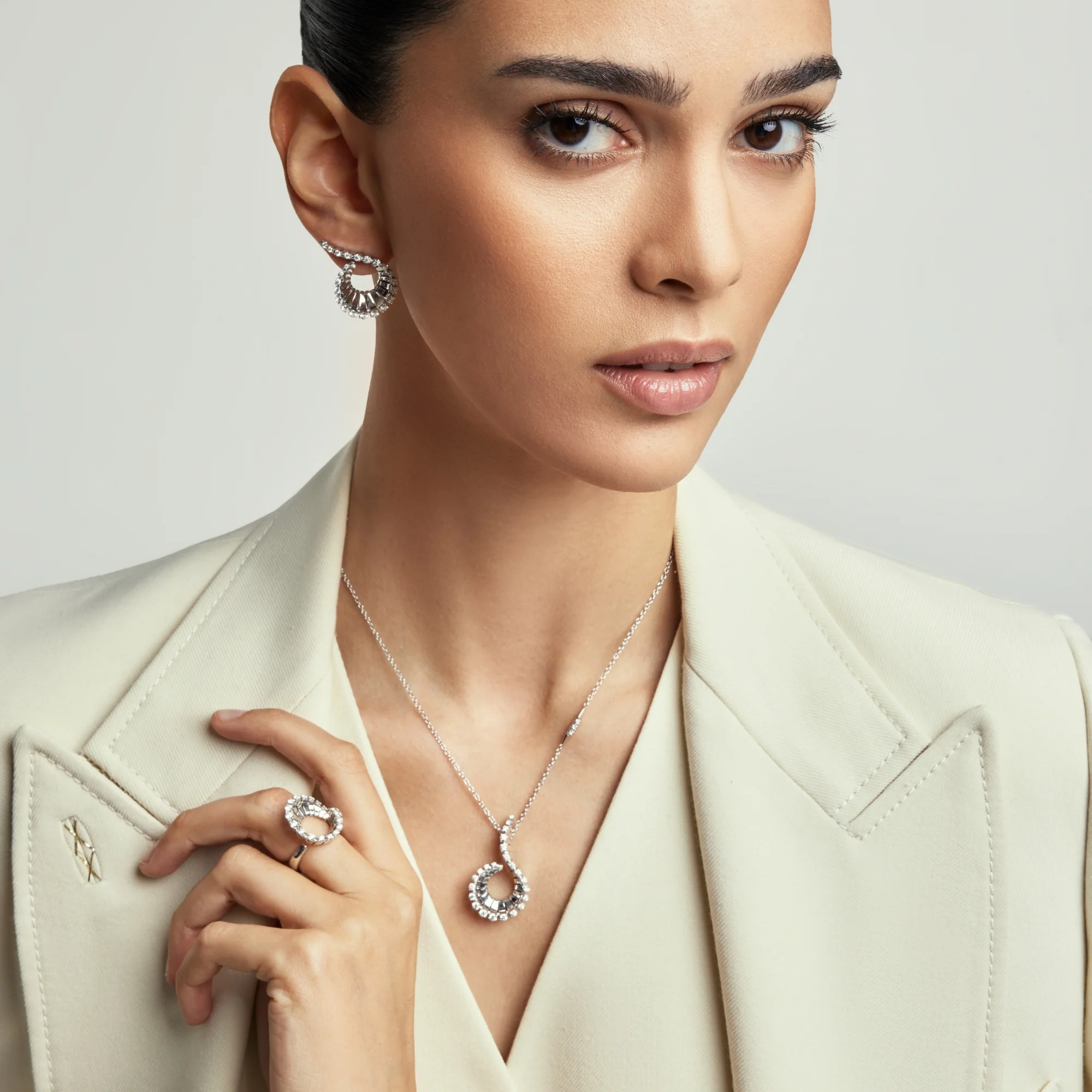 VITO CURLY WHITE GOLD PENDANT - Image 4